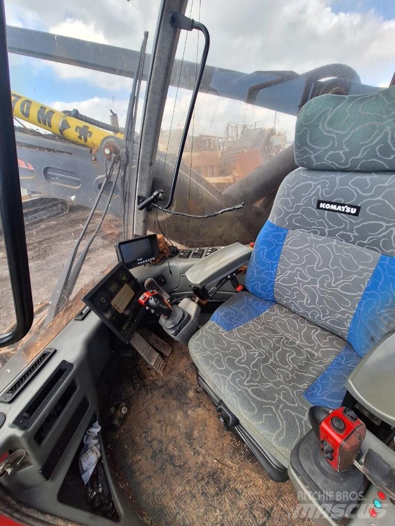 Komatsu 911.5 Betakarítók