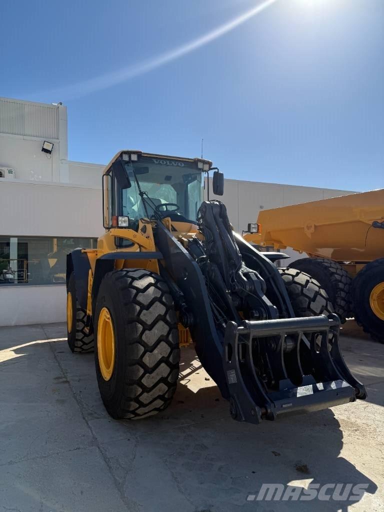 Volvo L 120 F Gumikerekes homlokrakodók