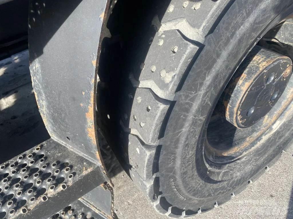 CAT M318F Gumikerekes kotrók