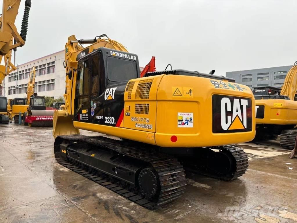 CAT 323 D Lánctalpas kotrók