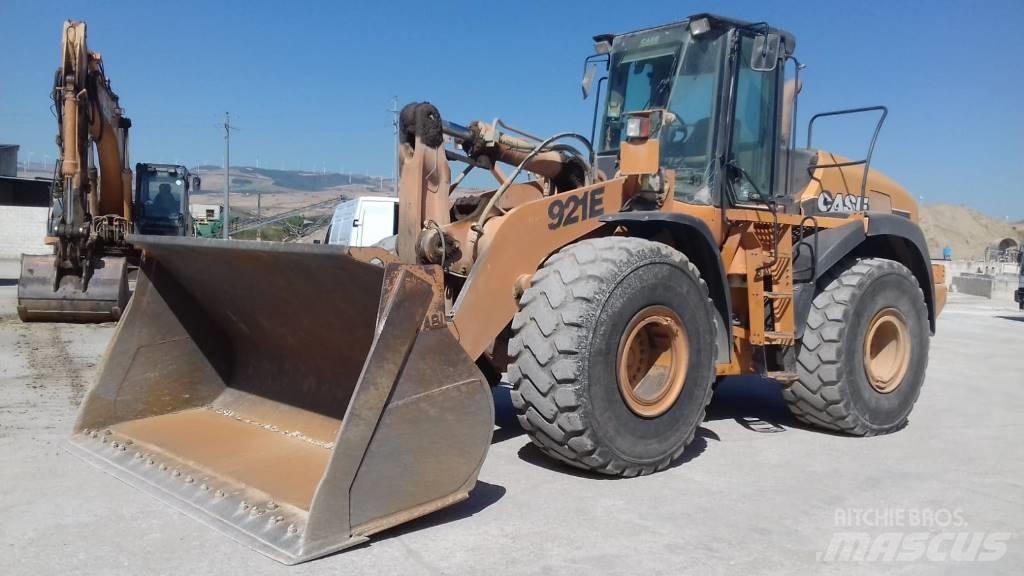 CASE 921 E Gumikerekes homlokrakodók
