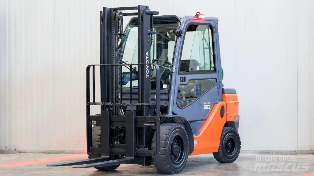 Toyota 02-8 FGF 30 Gázüzemű targoncák