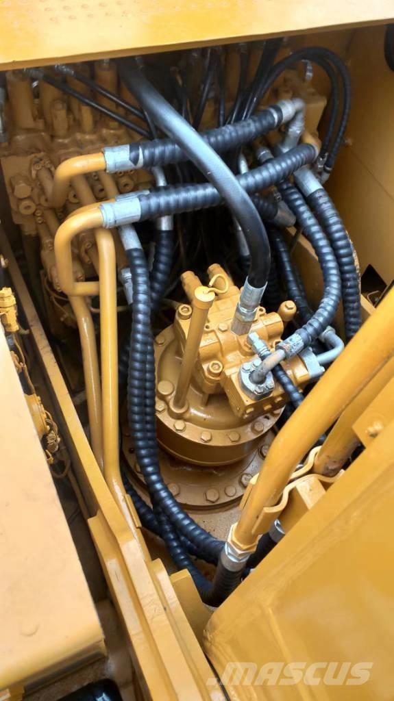 CAT 320D2 Lánctalpas kotrók