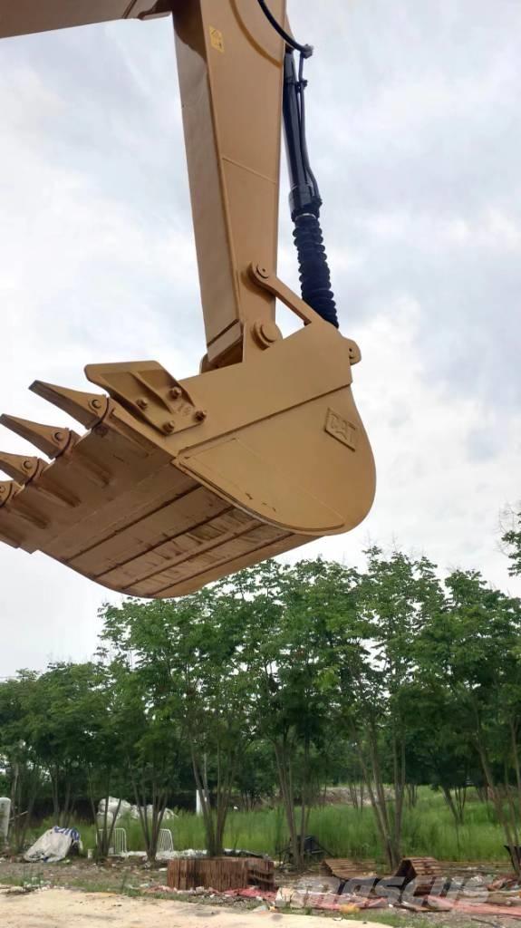 CAT 320D2 Lánctalpas kotrók