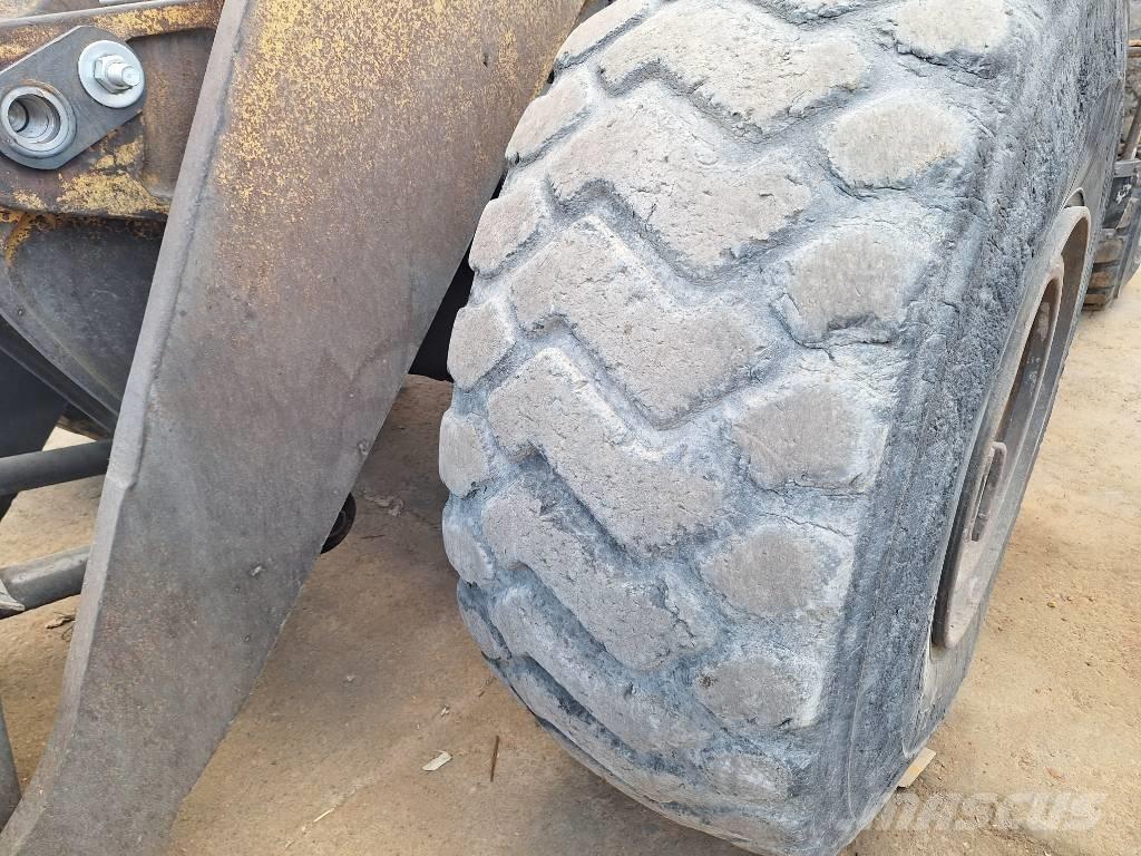 CAT 980 C Gumikerekes homlokrakodók