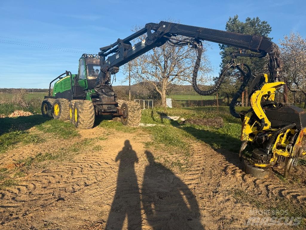 John Deere 1270 E Betakarítók
