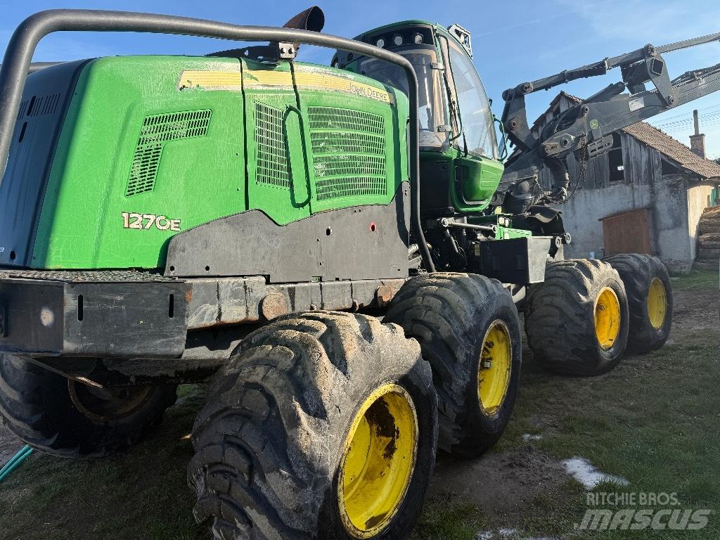 John Deere 1270 E Betakarítók