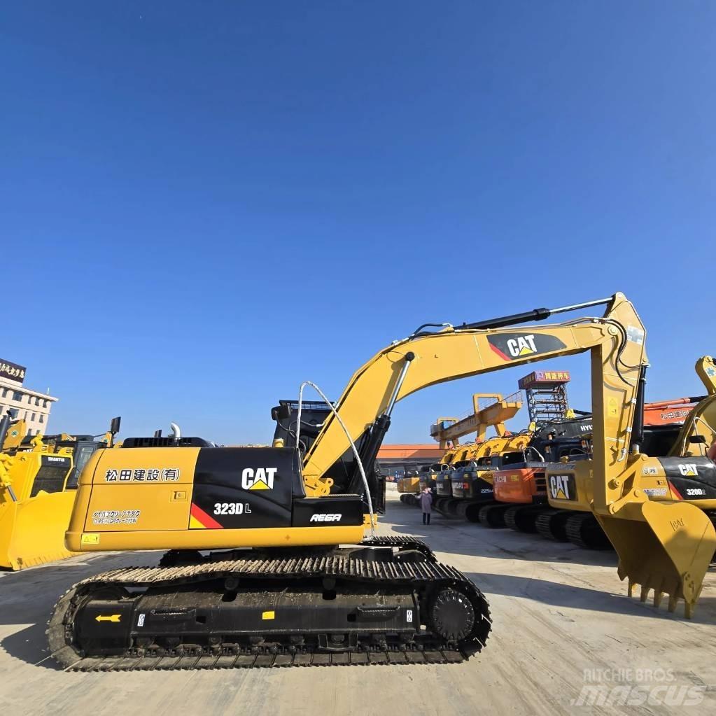 CAT 323 D L Közepes (midi) kotrók 7 t - 12 t