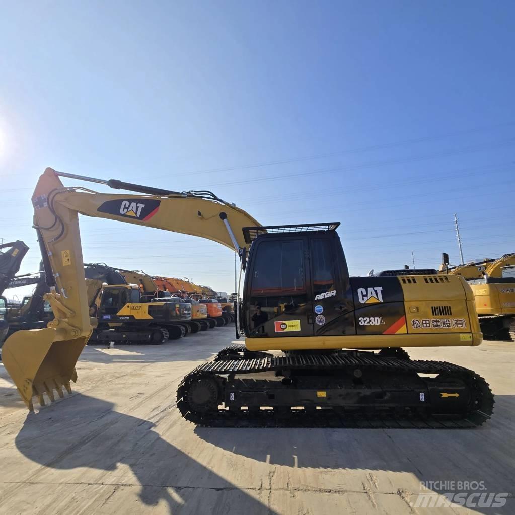 CAT 323 D L Közepes (midi) kotrók 7 t - 12 t