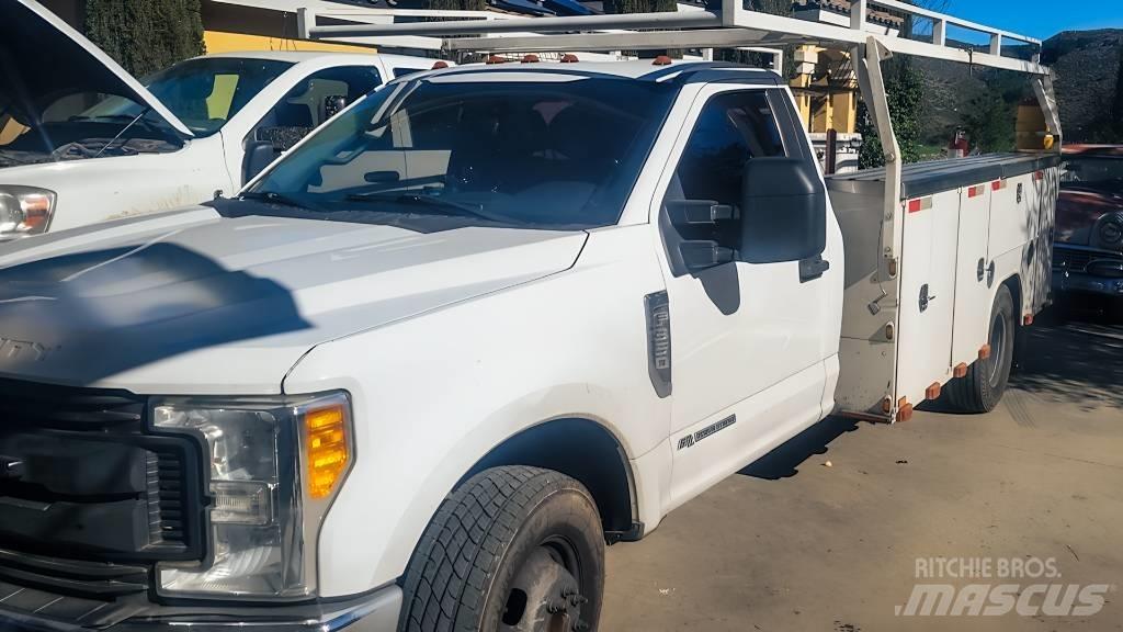 Ford F 350 XL Kis teherszállító/Platós kocsi