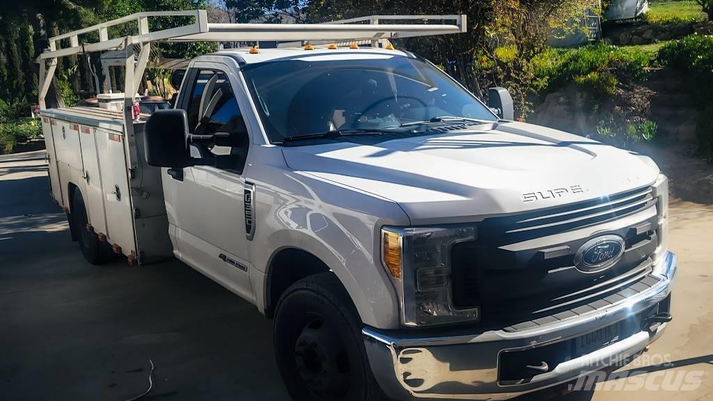 Ford F 350 XL Kis teherszállító/Platós kocsi
