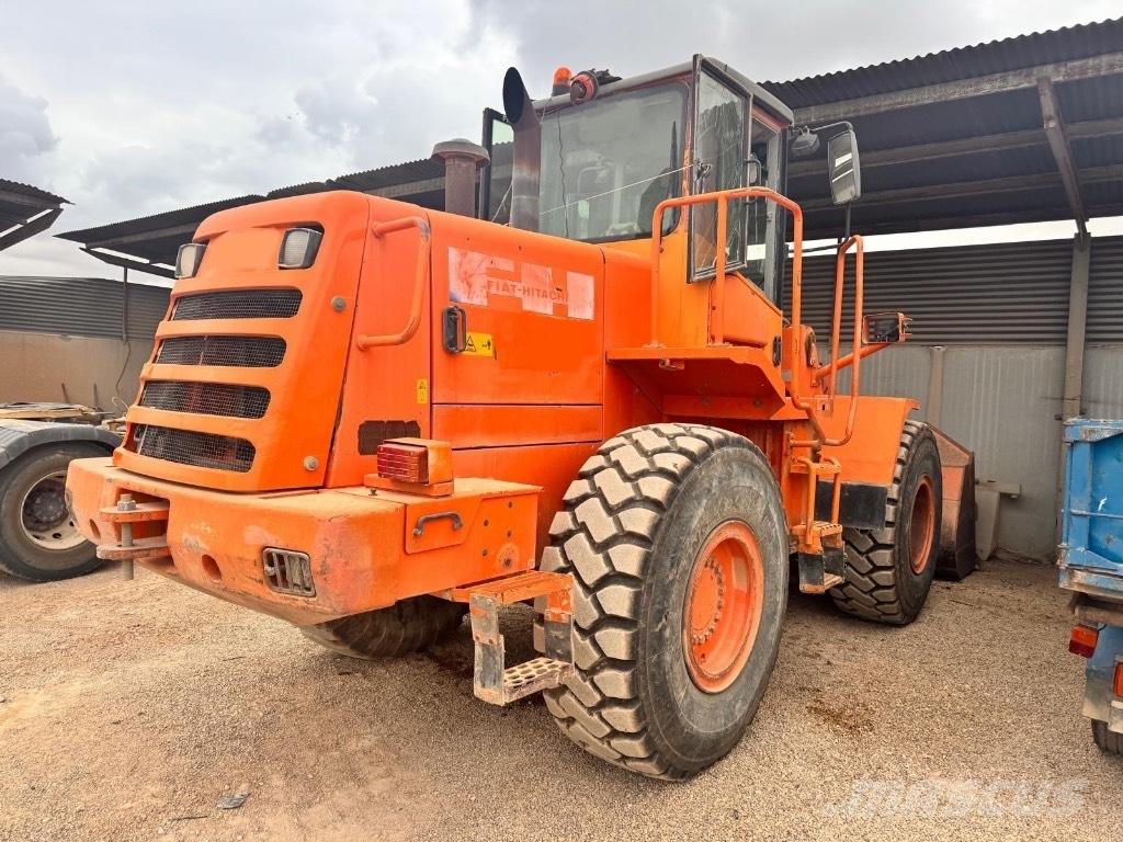 Hitachi W 170 Gumikerekes homlokrakodók