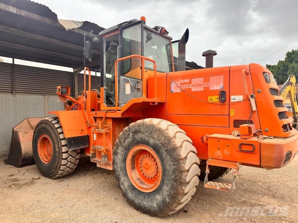 Hitachi W 170 Gumikerekes homlokrakodók