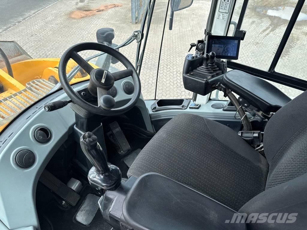 Liebherr L586 Gumikerekes homlokrakodók