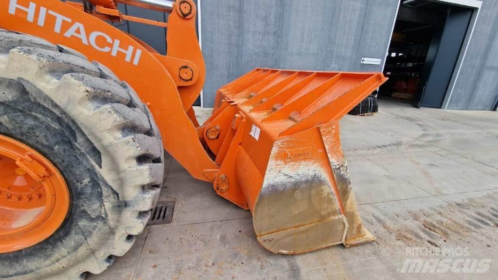 Hitachi ZW 310-6 Gumikerekes homlokrakodók