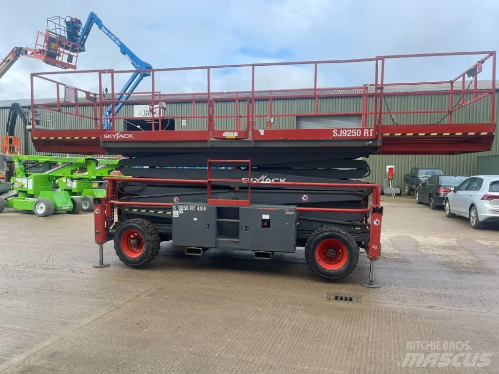 SkyJack SJ 9250 RT Ollós emelők