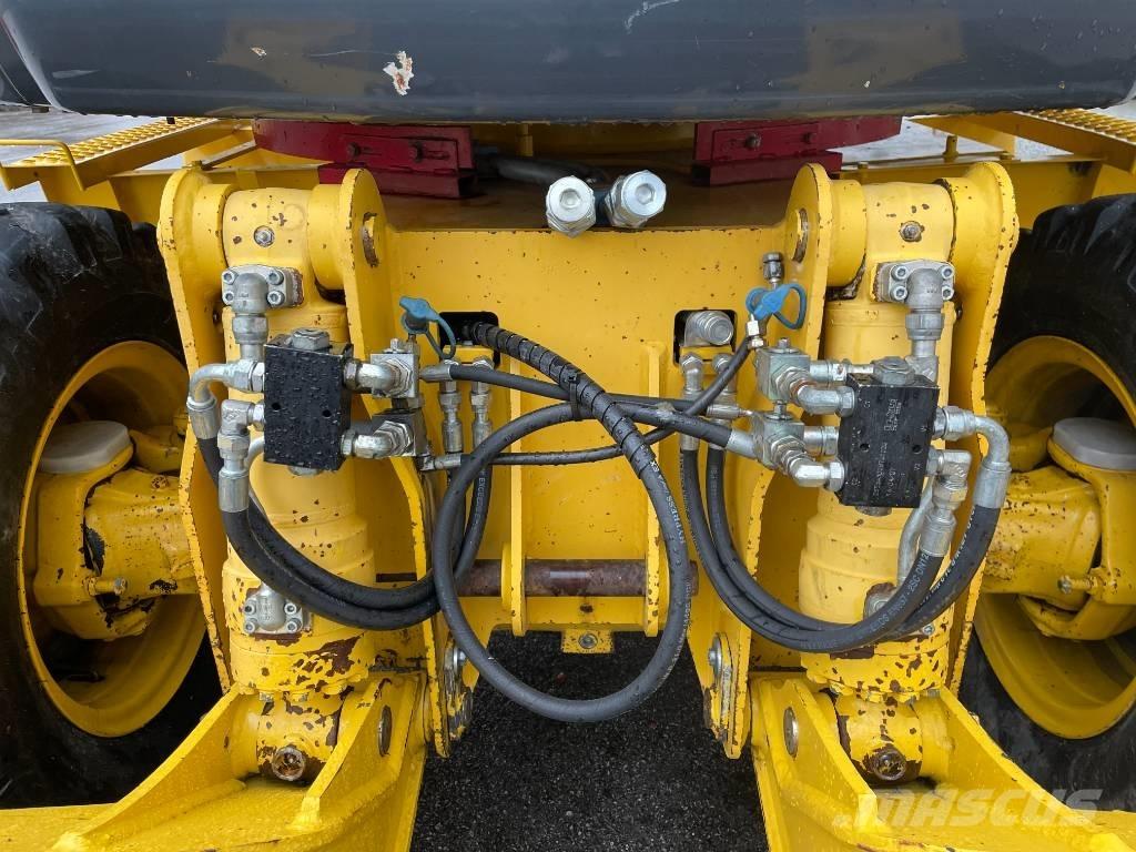 Komatsu PW 98 MR-8 Gumikerekes kotrók