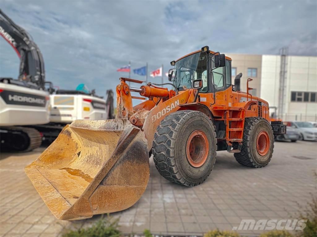 Doosan DL 300 Gumikerekes homlokrakodók
