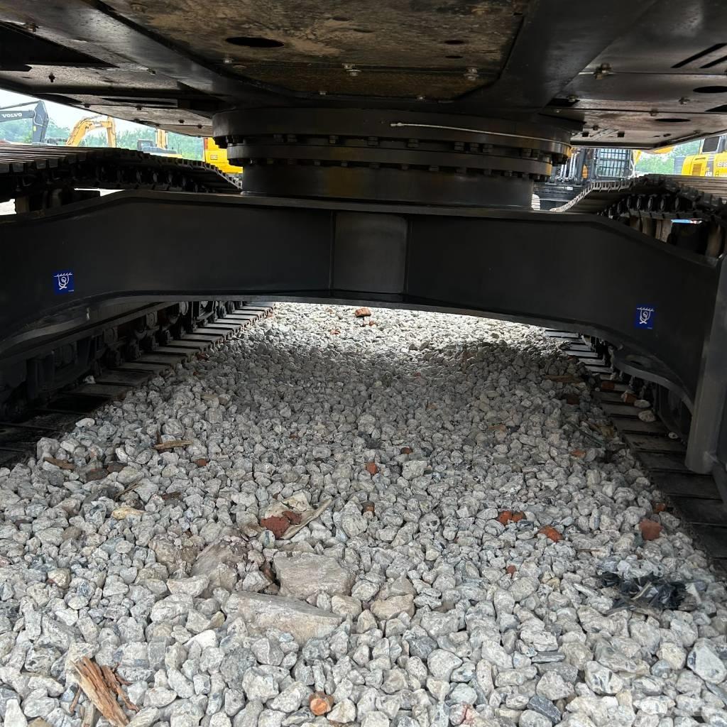 Volvo 240 Lánctalpas kotrók