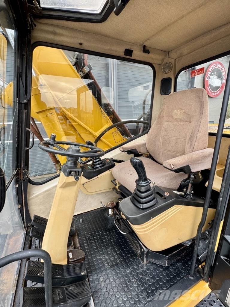 CAT M 318 Gumikerekes kotrók