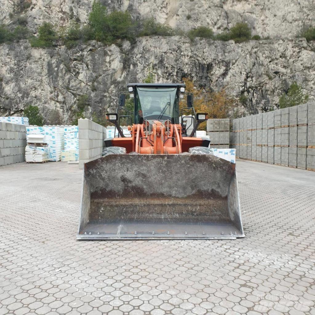Hitachi ZW 220-5 Gumikerekes homlokrakodók