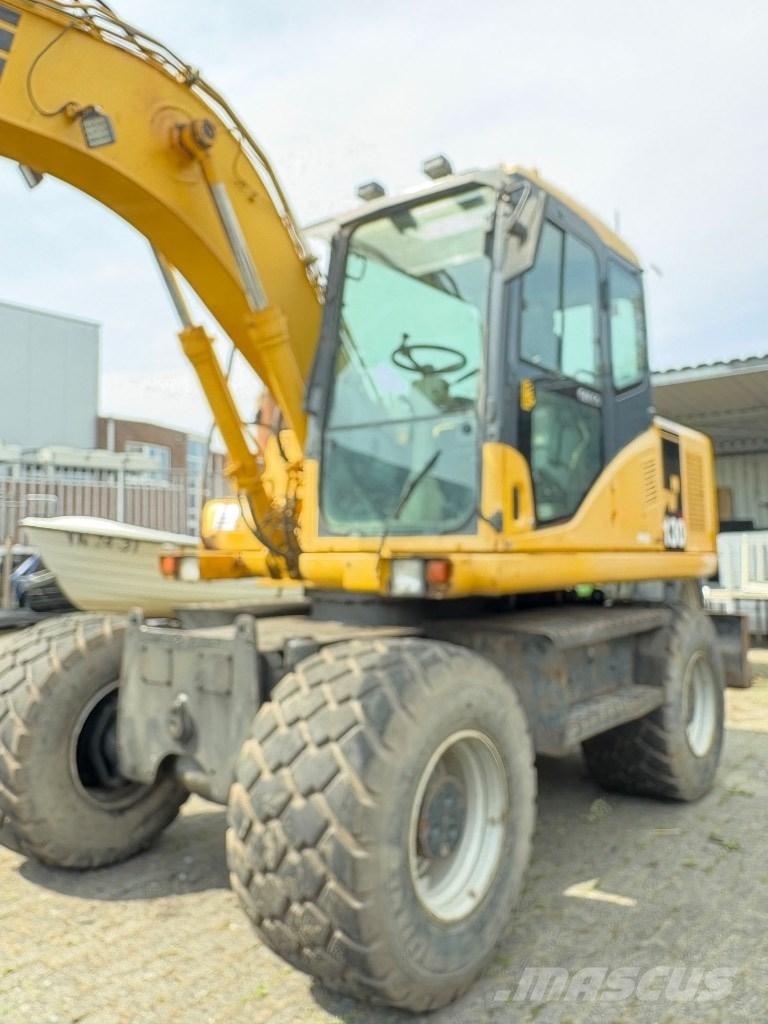 Komatsu PW 130-7K Gumikerekes kotrók