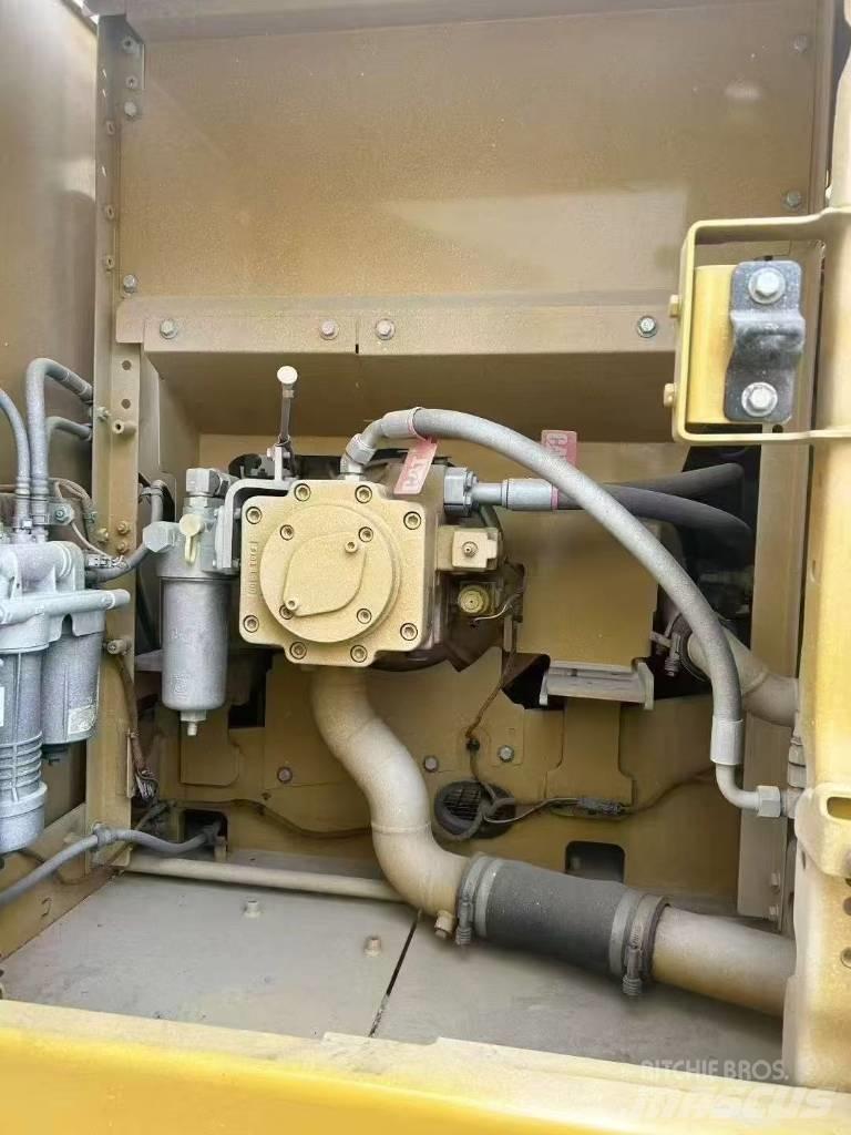 CAT 323 Lánctalpas kotrók