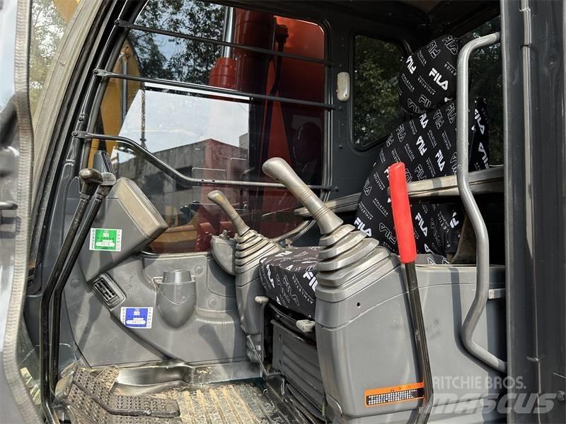 Hitachi 200 Gumikerekes kotrók