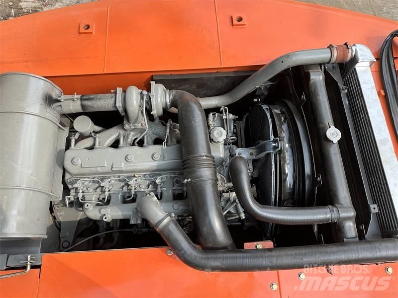 Hitachi 200 Gumikerekes kotrók