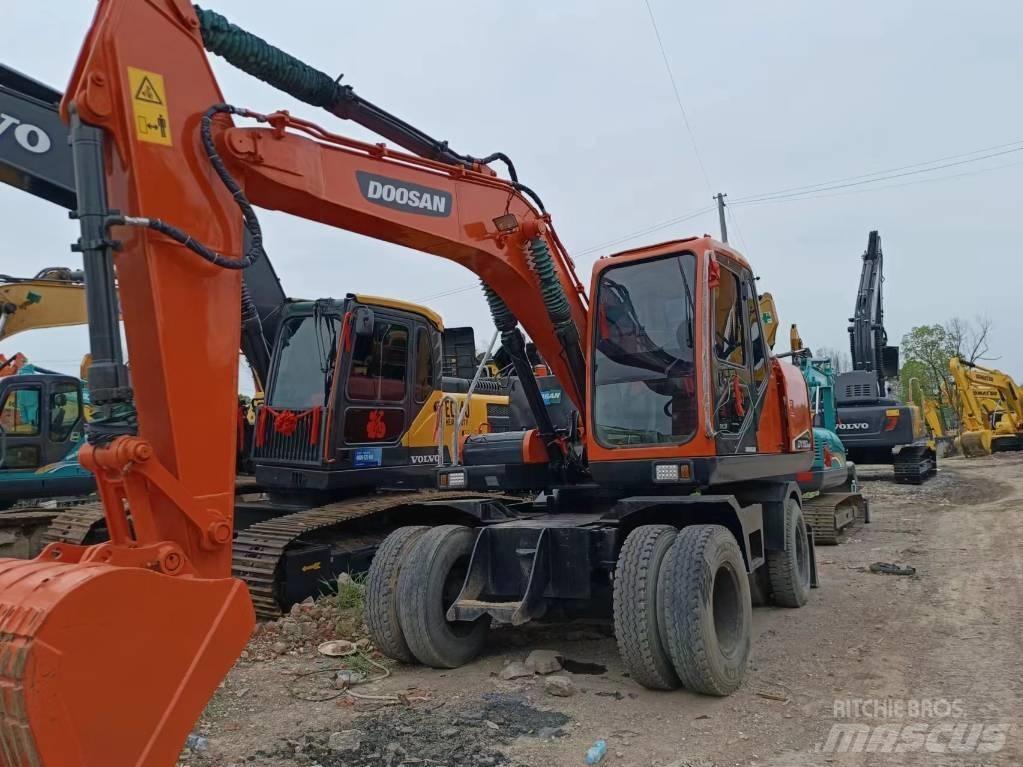 Doosan 150 W Gumikerekes kotrók