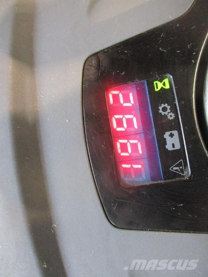 Toyota LPE200 Vezetőállásos alacsony emelőkocsi