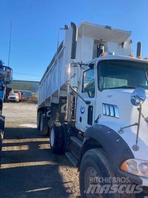 Mack GU813 Billenő teherautók