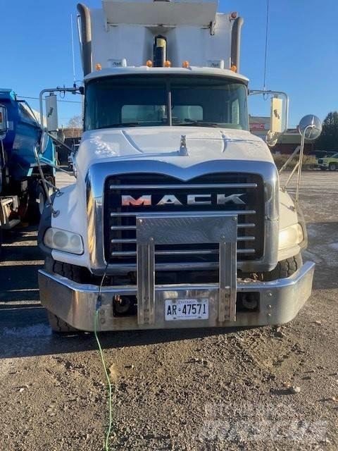 Mack GU813 Billenő teherautók