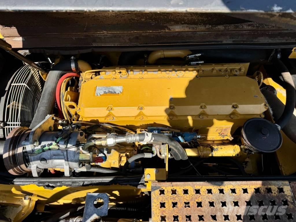 CAT M 318 MH Gumikerekes kotrók