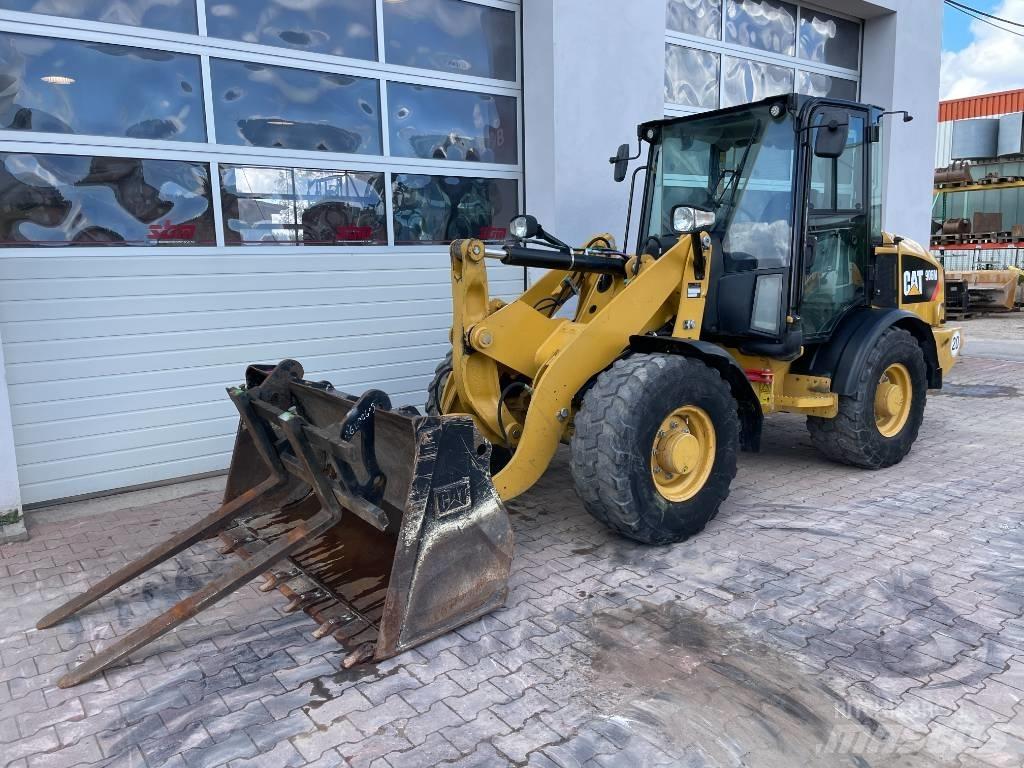CAT 906 M Gumikerekes homlokrakodók