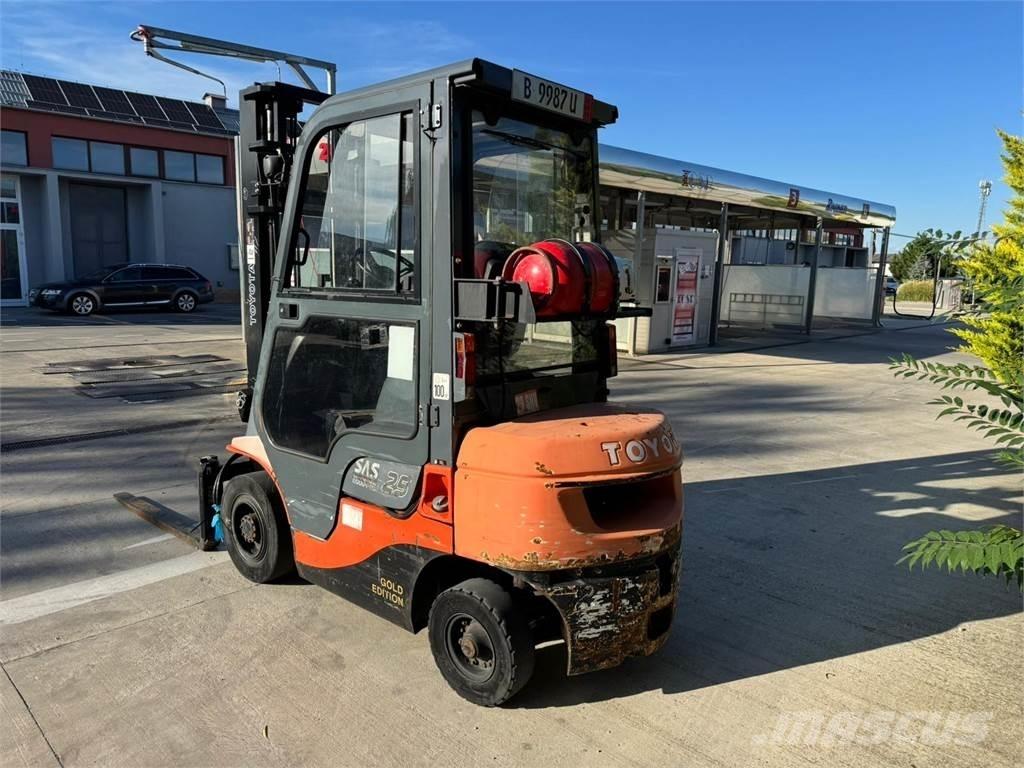 Toyota 7FGF25 Gázüzemű targoncák