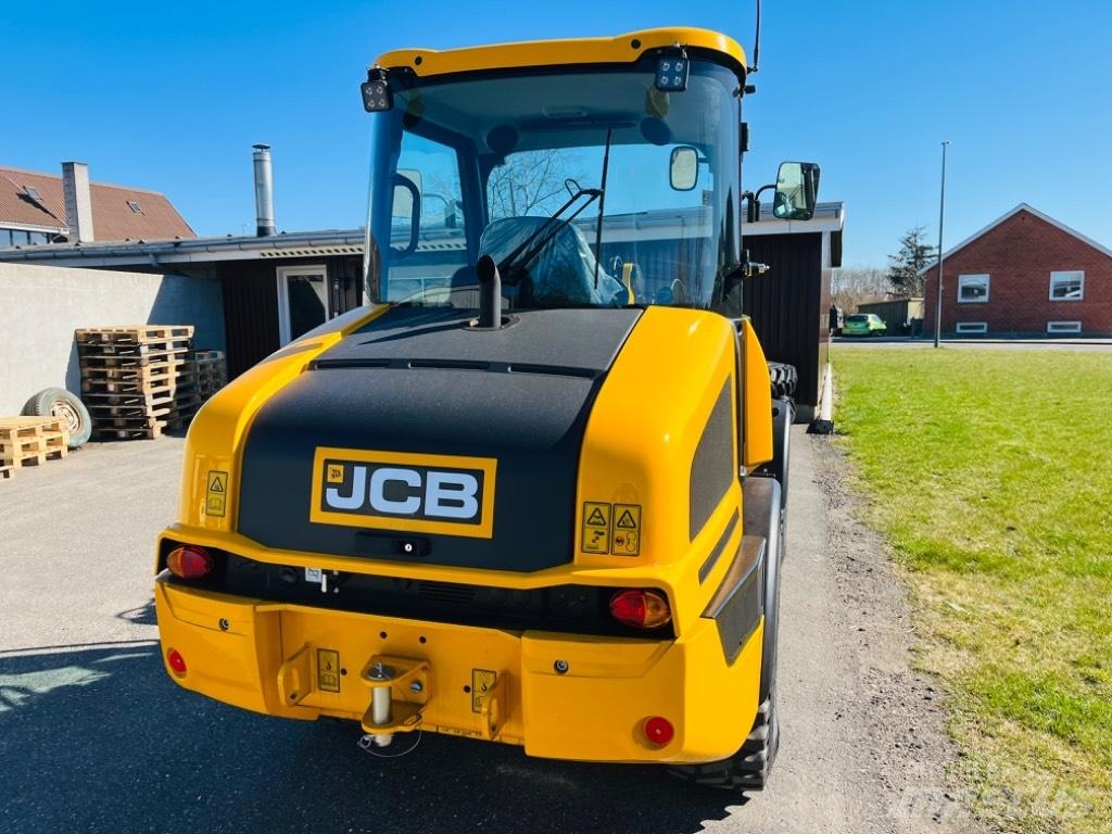 JCB 407 Univerzális rakodók