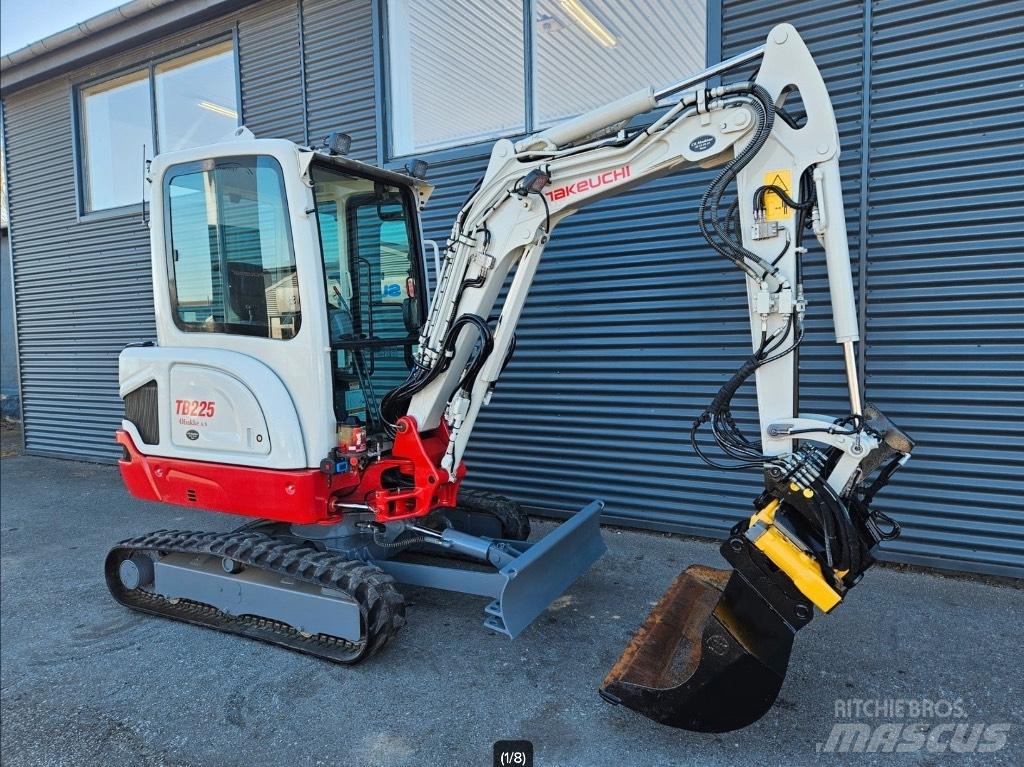 Takeuchi TB 225 Mini kotrók < 7t