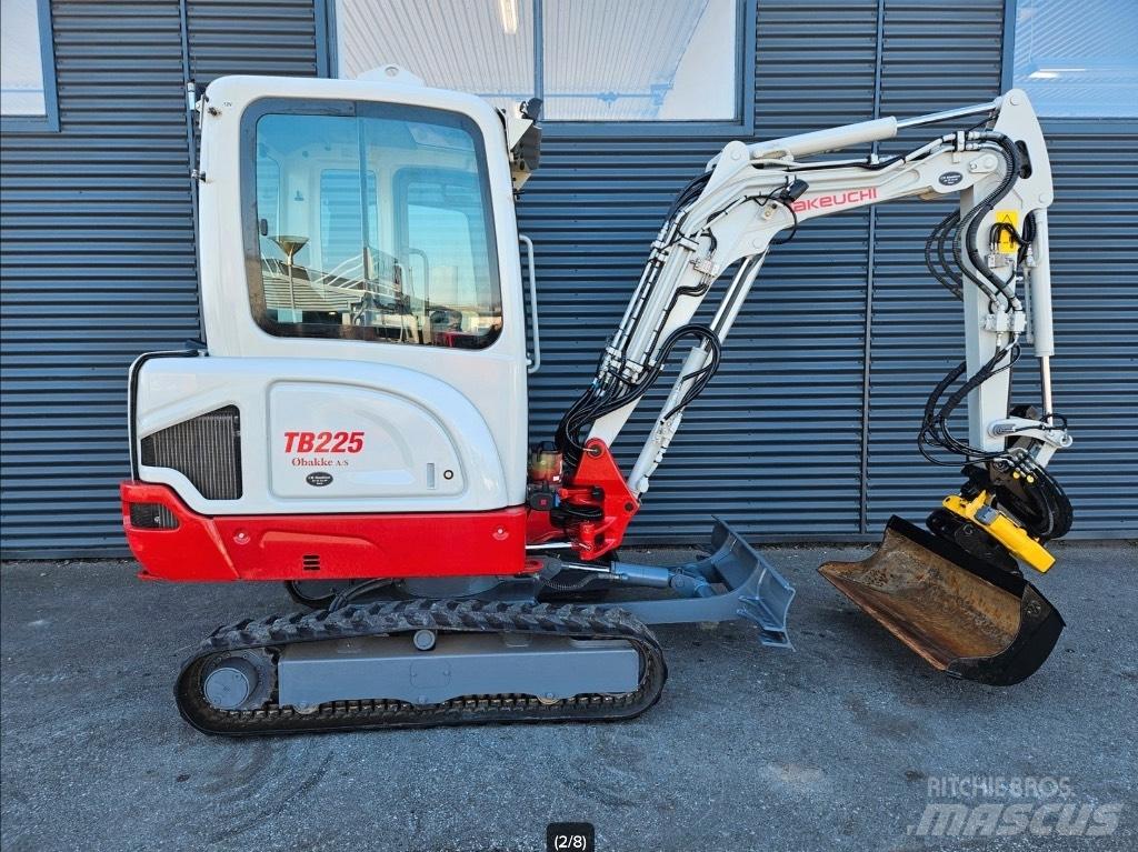 Takeuchi TB 225 Mini kotrók < 7t