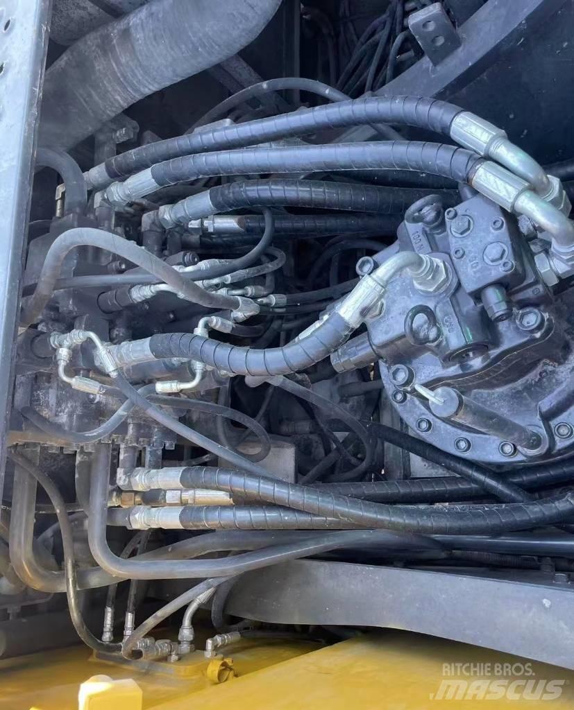 Volvo 240 CLD Lánctalpas kotrók