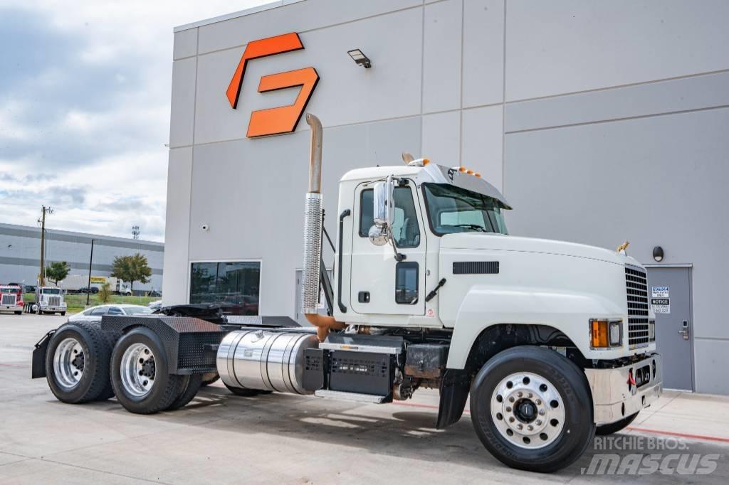 Mack Pinnacle 64T Nyergesvontatók