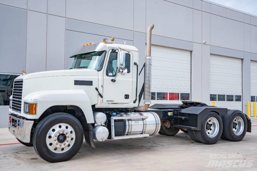 Mack Pinnacle 64T Nyergesvontatók