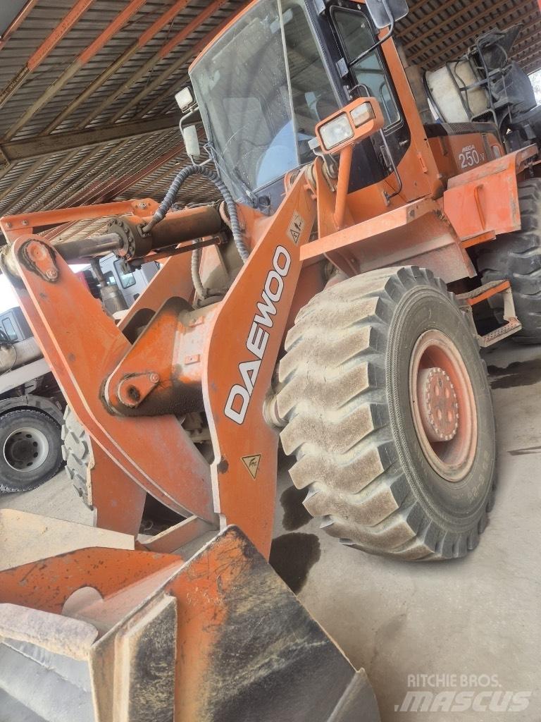 Daewoo Mega 250 Gumikerekes homlokrakodók