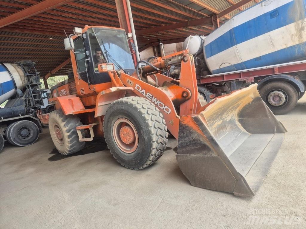 Daewoo Mega 250 Gumikerekes homlokrakodók