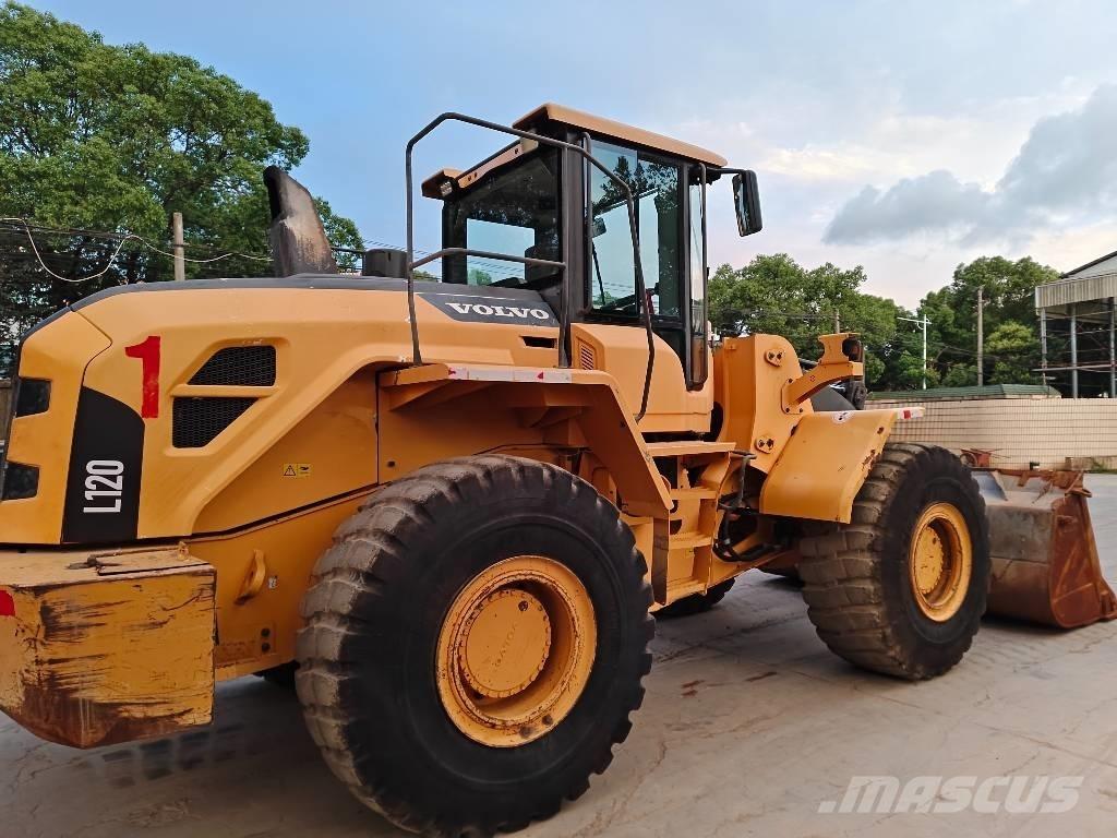 Volvo L 120 Gumikerekes homlokrakodók