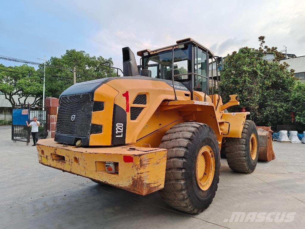 Volvo L 120 Gumikerekes homlokrakodók