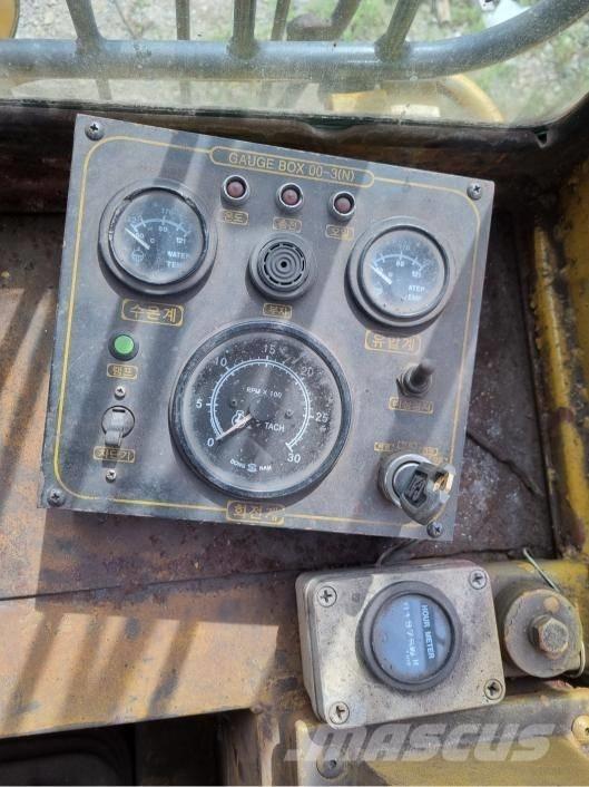 CAT 973 Gumikerekes homlokrakodók