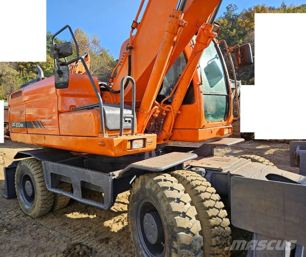 Doosan DX 210 W Gumikerekes kotrók