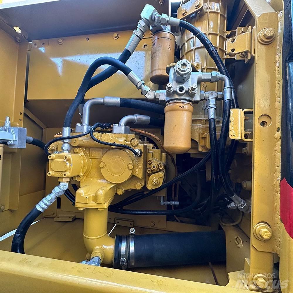 CAT 323 D L Lánctalpas kotrók