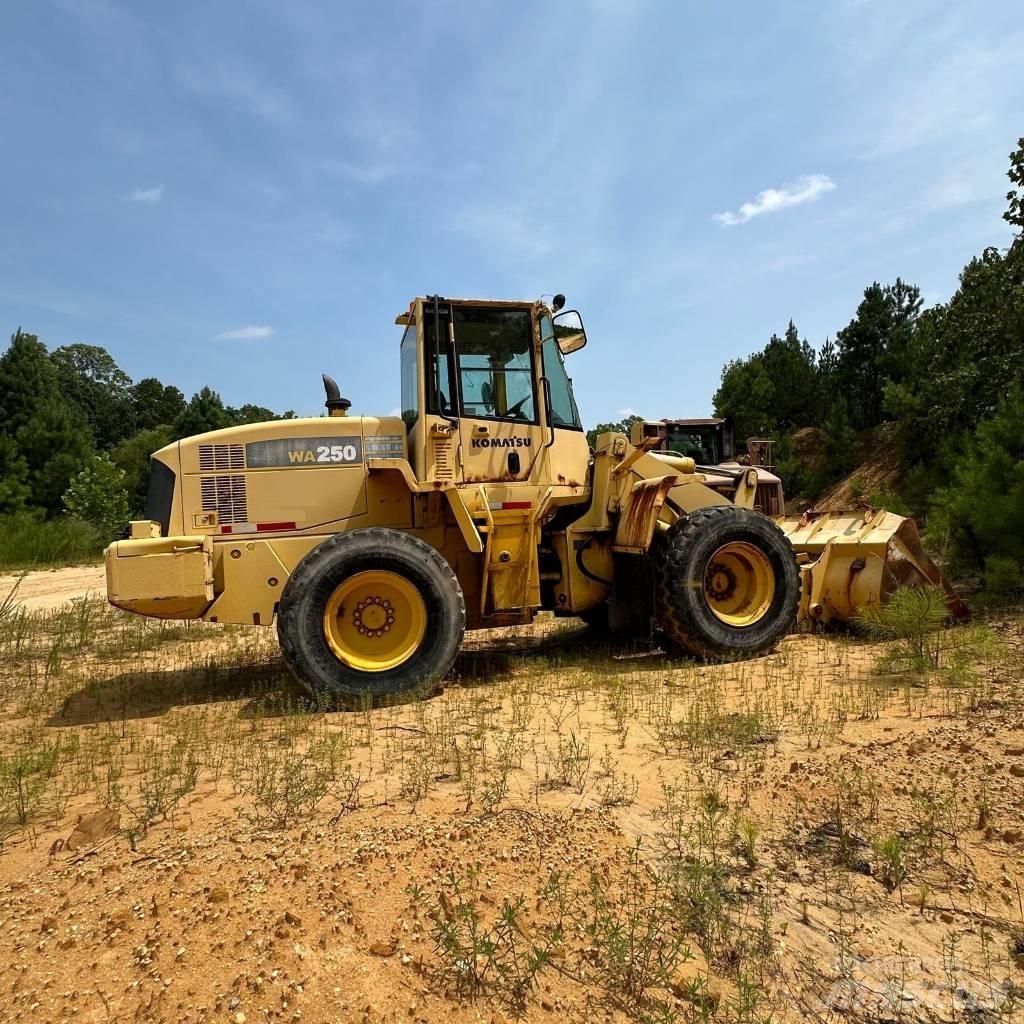Komatsu WA 250 L-5 Gumikerekes homlokrakodók